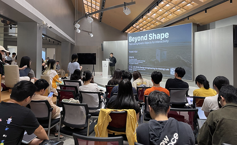 Liang's answering questions during his talk at Zhejiang University